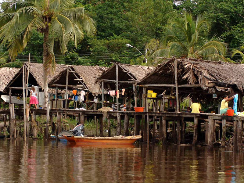 大アマゾンの観光名所アクティビティ 先住民の家訪問