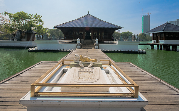 コロンボ シーマ・マラカヤ寺院 正面